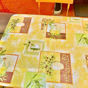 nappe-rectangle-provençale-aromates-jaune-olive-huile d'olive-polyester-antitache-infroissable-240cm