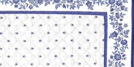 Set de table exclusif cadré blanc bleu fleur blanc