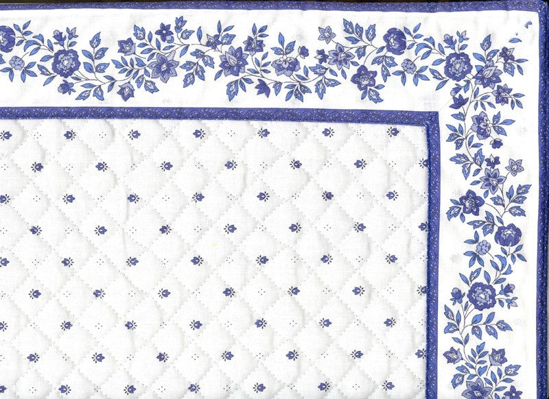 Set de table exclusif cadré blanc bleu fleur blanc