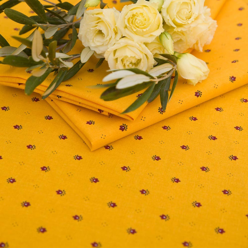 Nappe exclusif jaune rouge coton enduit 1m50/1m20