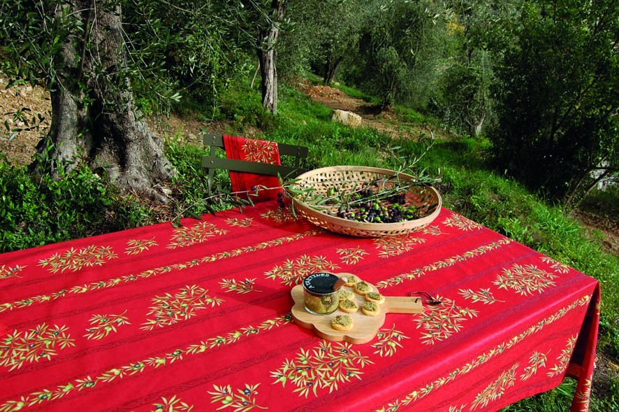 Nappe clos des oliviers rouge coton enduit plastifiée linéaire 2m50 x 1m50