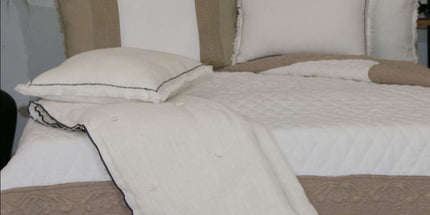 Couvre Lit Boutis bicolore écru beige coton trapunto AMOUR 2m40 x 2m60 Fait Main