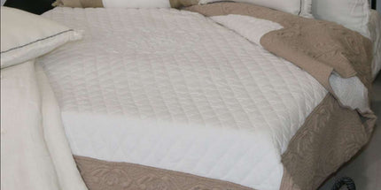 Couvre Lit Boutis bicolore écru beige coton trapunto AMOUR 2m40 x 2m60 Fait Main