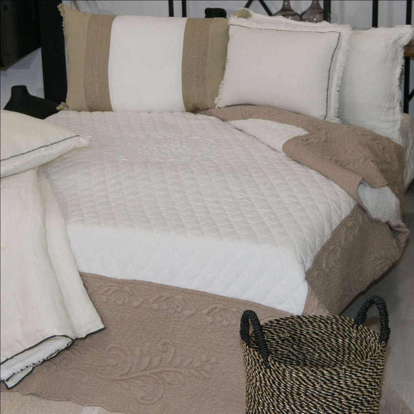 Couvre Lit Boutis bicolore écru beige coton trapunto AMOUR 2m40 x 2m60 Fait Main
