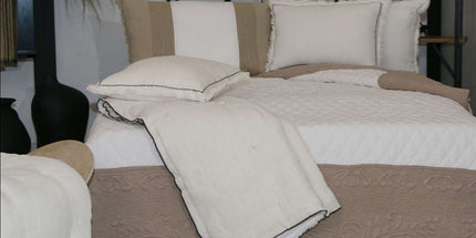 Couvre Lit Boutis bicolore écru beige coton trapunto AMOUR 2m40 x 2m60 Fait Main