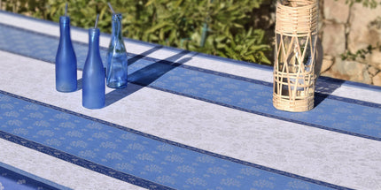 Nappe carrée Fontvieille blanc bleu coton jacquard traité Téflon 1m60 x 1m60