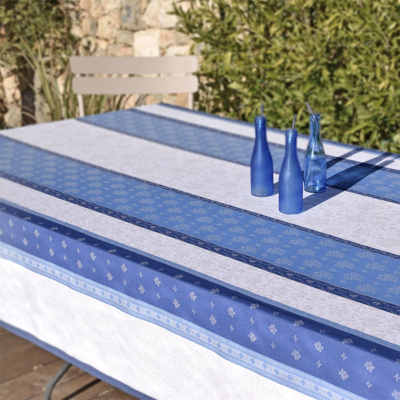 Nappe rectangle Fontvieille blanc bleu coton jacquard traité Téflon 2m x 1m60