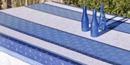 Nappe rectangle Fontvieille blanc bleu coton jacquard traité Téflon 3m50 x 1m60