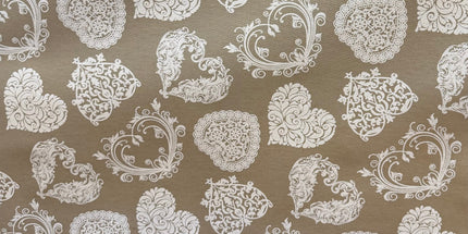 Tissu polycoton enduit plastifié motif cœurs et arabesques baroques blancs sur fond taupe, largeur 140 cm