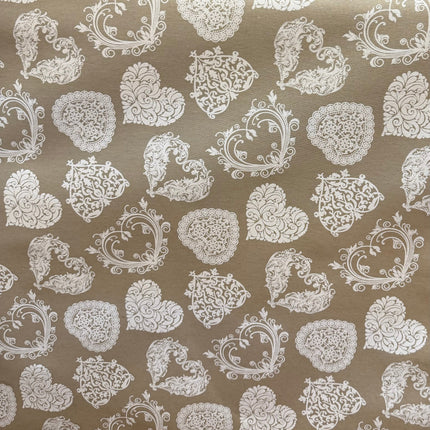 Tissu polycoton enduit plastifié motif cœurs et arabesques baroques blancs sur fond taupe, largeur 140 cm