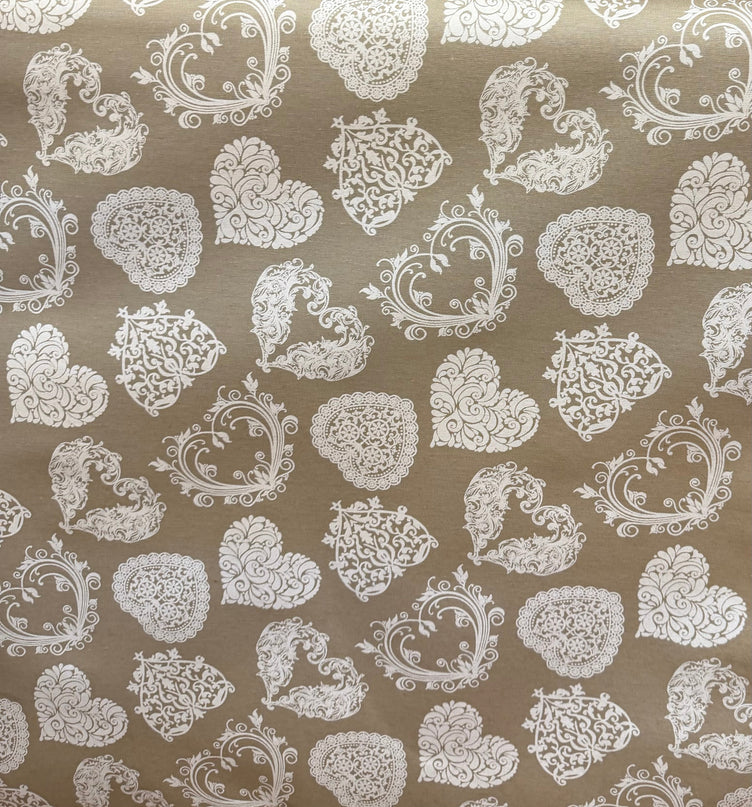 Tissu polycoton enduit plastifié motif cœurs et arabesques baroques blancs sur fond taupe, largeur 140 cm