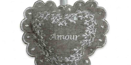 Sachet de lavande à suspendre en lin garni de lavande, brodé « Amour », cœur 12 × 12 cm