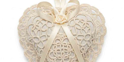 Sachet de lavande à suspendre en coton garni de lavande, cœur ajouré beige 12 × 12 cm
