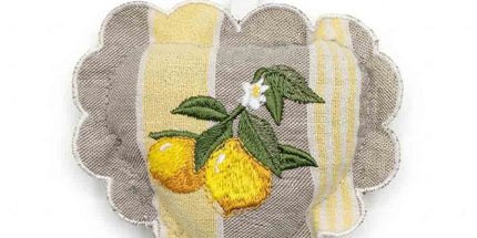 Sachet de lavande à suspendre en coton garni de lavande, cœur brodé citrons, 12 × 12 cm