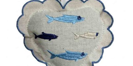 Sachet de lavande à suspendre en coton garni de lavande, cœur brodé poissons, 12 × 12 cm