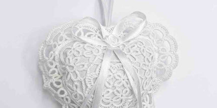 Sachet de lavande à suspendre en coton garni de lavande, cœur ajouré blanc 12 × 12 cm