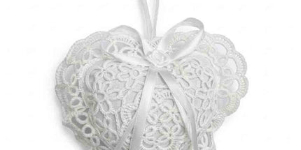 Sachet de lavande à suspendre en coton garni de lavande, cœur ajouré blanc 12 × 12 cm