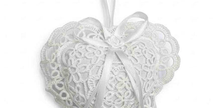 Sachet de lavande à suspendre en coton garni de lavande, cœur ajouré blanc 12 × 12 cm