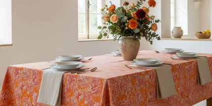 Nappe Mini Maharani Orange 250x150 cm - toile de Jouy exotique, table dressée en intérieur provençal