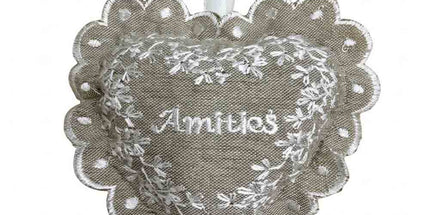 Sachet de lavande à suspendre en lin garni de lavande, brodé « Amitiés », cœur 12 × 12 cm