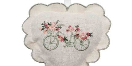 Sachet de lavande à suspendre en coton garni de lavande, cœur brodé bicyclette et roses, 12 × 12 cm